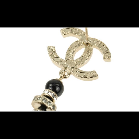 Authentic Chanel fall 2019 CC Logo earrings 🔥 - Picture 6 of 8